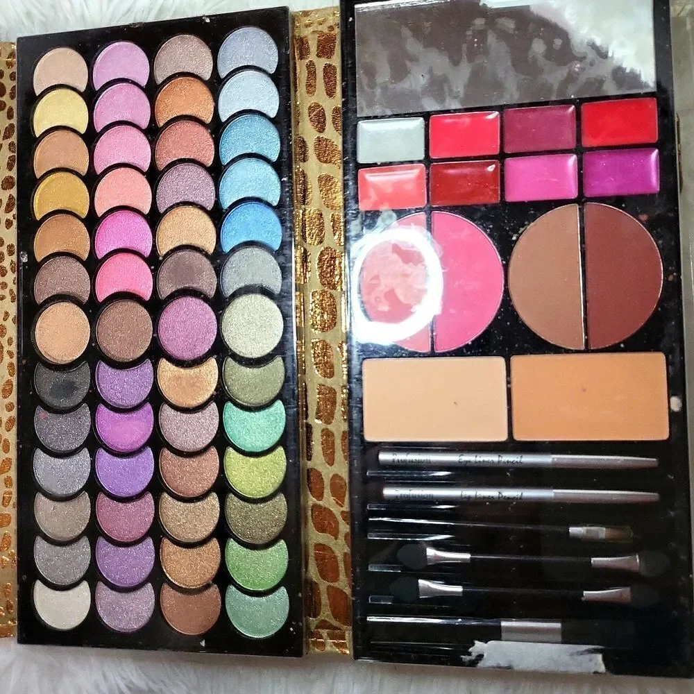 52 eyeshadow,6 blushes,and 8 lipsticks,2colored lipliners, and3 eyeshadowbrushes